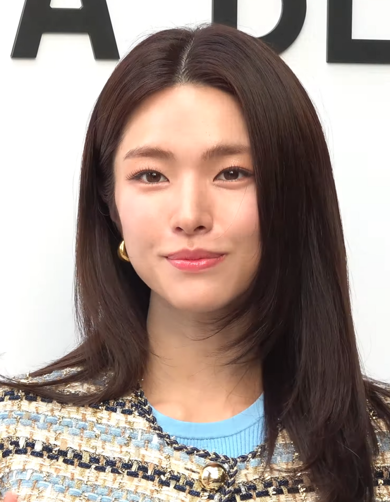 Gong Min-jung as Choi Hee-soo in Boyfriend on Demand