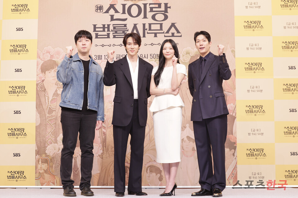 Director Shin Jong-hun, actor Yoo Yeon-seok, actress Esom, and actor Kim Kyung-nam posing with fists clenched at the SBS drama Phantom Lawyer press conference.